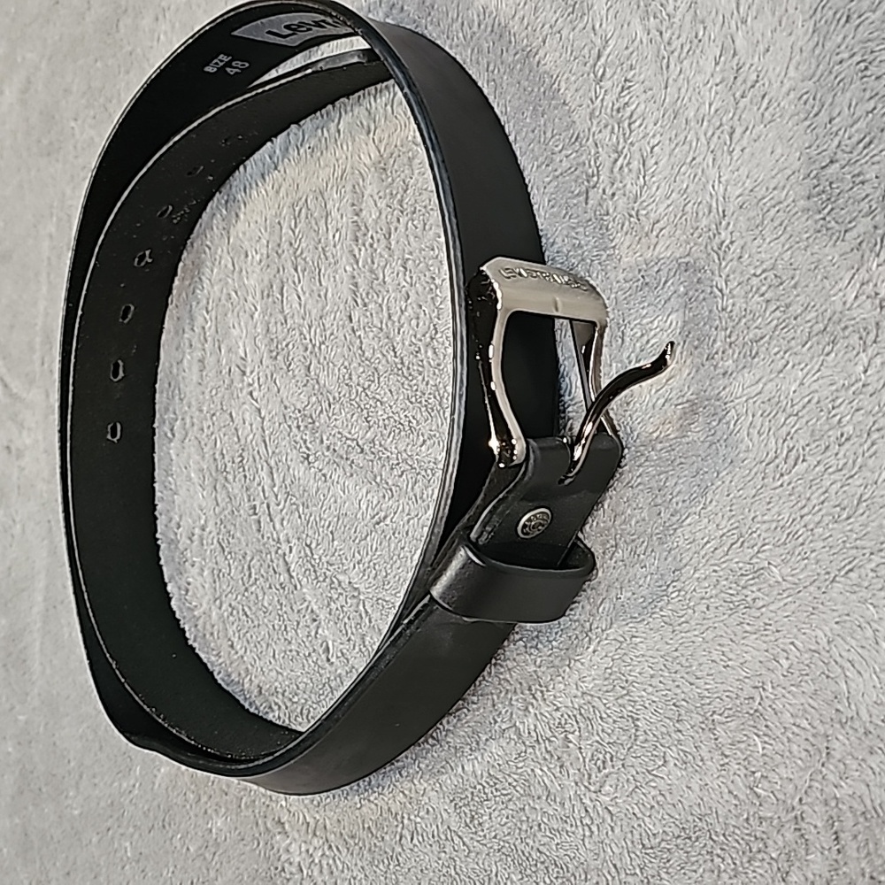 Men's Levi's Black genuine leather belt. Size 48, barely worn.